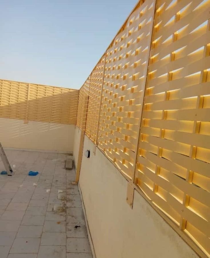 سواتر حديد مجدول بلون بيج (كريمي) هادئ.